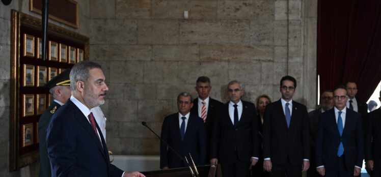 Bakan Fidan, 14. Büyükelçiler Konferansı'na katılan büyükelçilerle Anıtkabir'i ziyaret etti