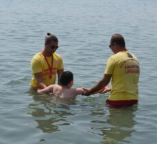 Balıkesir'de yürüme engelli çocuğun denize girme hayalini belediye ekipleri gerçekleştirdi