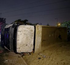 Başakşehir'de devrilen hafriyat kamyonunun sürücüsü yaralandı
