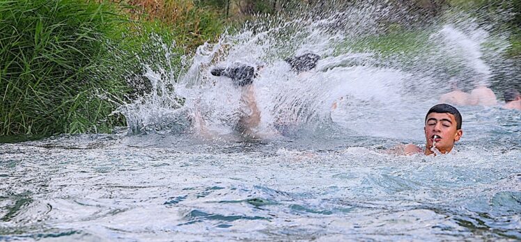 Bayburt'ta sıcaktan bunalan vatandaşlar nehirde serinliyor