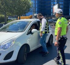 Beşiktaş'ta yayalara yol vermeyen sürücülere ceza kesildi
