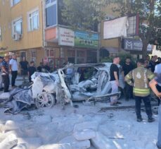 Beykoz'da devrilen kamyonun kasası 2 otomobile çarptı