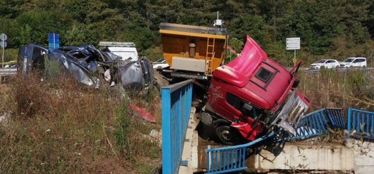 Beykoz'da hafif ticari aracın hafriyat tırıyla çarpıştığı kazada sürücüler yaralandı
