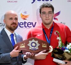 Bilal Erdoğan, şampiyon güreşçi Cemal Yusuf Bakır'a plaket verdi