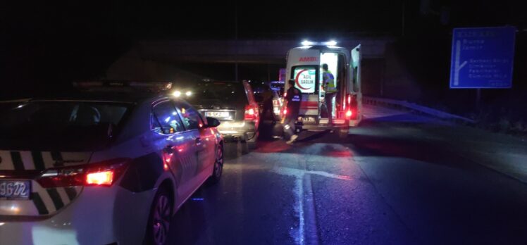 Bursa'da kaza yerine giden polis memuru, otomobilin çarpması sonucu yaralandı
