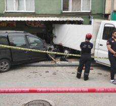 Bursa'da kazada savrulan kamyonetin çarptığı yaya öldü