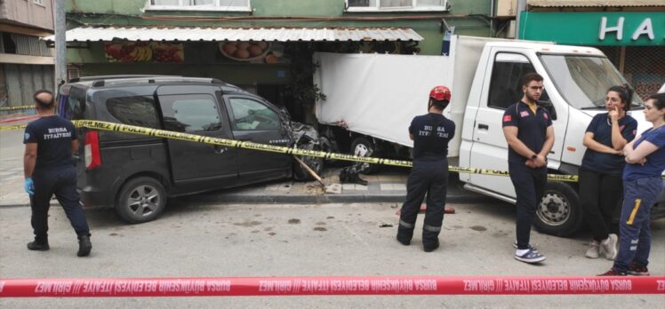 Bursa'da kazada savrulan kamyonetin çarptığı yaya öldü