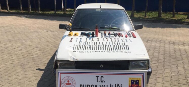 Bursa'da trafik işaret levhalarını çalan 3 zanlı tutuklandı