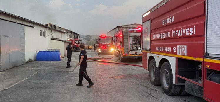 Bursa'da yapı malzemeleri üreten fabrikada çıkan yangın söndürüldü