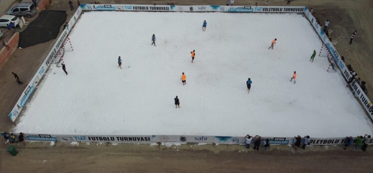Çankırı'da düzenlenecek tuz festivali kapsamında tuzdan sahada maç yapıldı