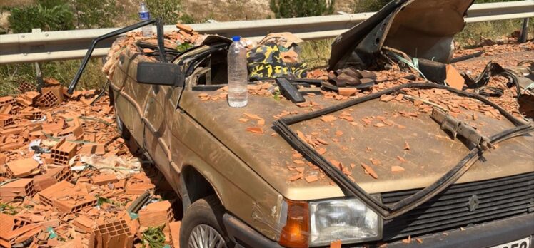 Çankırı'da tırdan üzerine tuğla paletleri düşen otomobildeki 2 kişi yaralandı