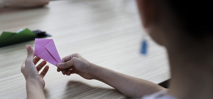 Çocuklar Hiroşima'da ölenlerin anısına origamiden turna kuşu yaptı