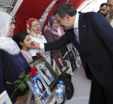 Cumhurbaşkanı Yardımcısı Yılmaz, Diyarbakır annelerini ziyaret etti:
