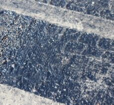 Denizli'de aşırı sıcaklarda yolun zeminindeki asfalt eridi