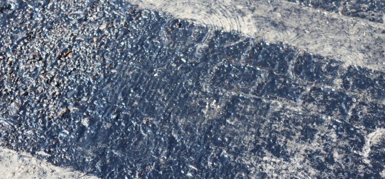 Denizli'de aşırı sıcaklarda yolun zeminindeki asfalt eridi