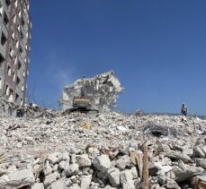 Depremlerden etkilenen Hatay'da ağır hasarlı binaların yıkımı sürüyor