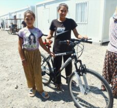 Depremlerden etkilenen İslahiye'de afetzede çocuklara bisiklet hediye edildi