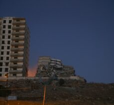 Depremlerden etkilenen Pazarcık'ta ağır hasarlı bina patlayıcı yardımıyla yıkıldı