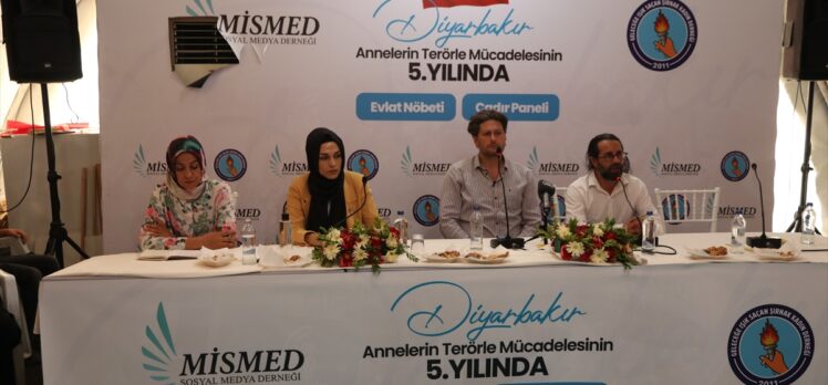 Diyarbakır'da “Evlat Nöbeti Çadır Paneli” düzenlendi