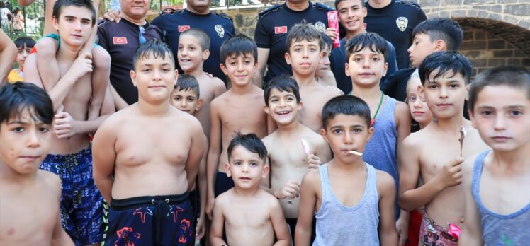 Diyarbakır'da polisten aşırı sıcaklardan bunalan çocuklara dondurma ikramı