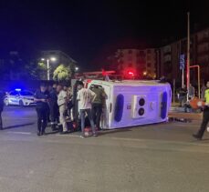 Elazığ'da ambulans ile kamyonetin çarpışması sonucu 5 kişi yaralandı