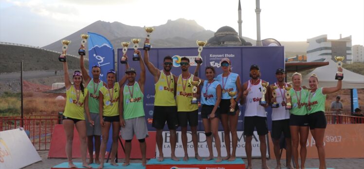 Erciyes'teki plaj voleybolu turnuvası düzenlenen ödül töreniyle sona erdi