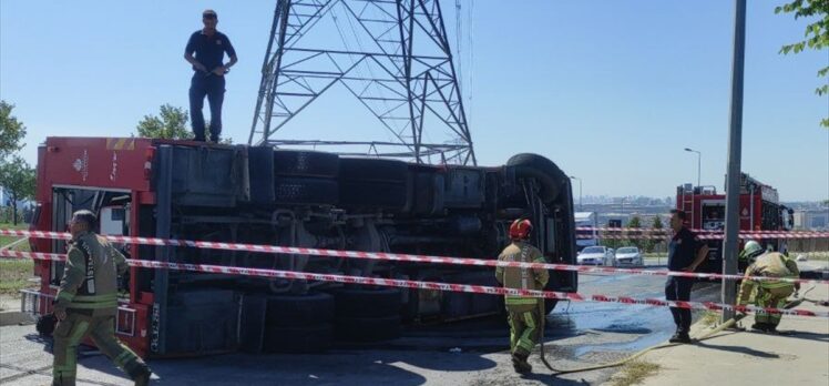 Esenler'de yangına giderken devrilen itfaiye aracındaki 2 personel yaralandı