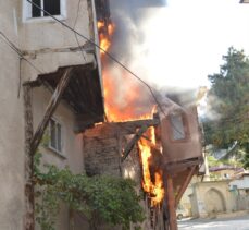 Eskişehir'de biri metruk 3 ev yandı