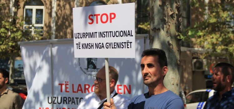 FETÖ'ye yakınlığıyla bilinen Arnavutluk İslam Birliğindeki seçim usulsüzlüklerine karşı eylem yapıldı