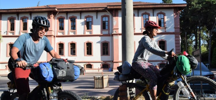 Filipinli çift bisikletleriyle 15 bin kilometrelik Asya turuna çıktı