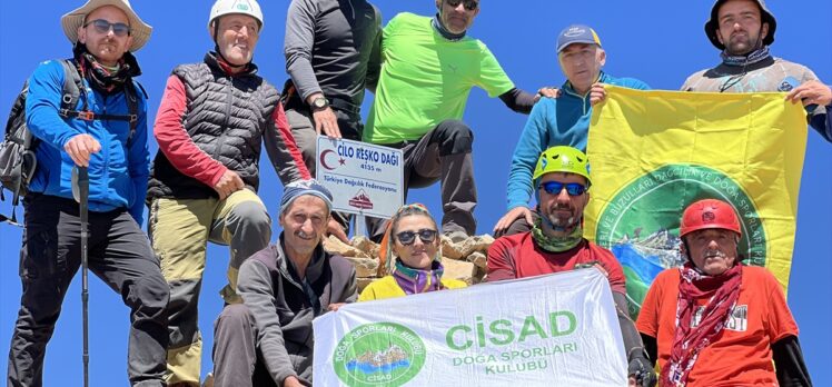 Hakkari'de 34 dağcı Uludoruk'ta zirve yaptı
