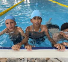 Hakkari'de derede yüzen çocuklara havuz sürprizi