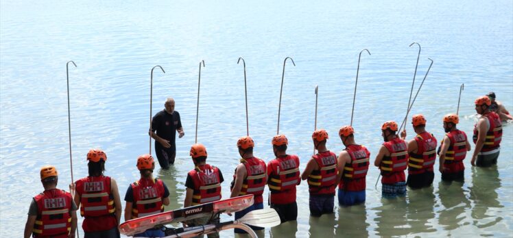 İHH gönüllüleri olası sellere Sapanca Gölü'ndeki eğitimlerle hazırlanıyor