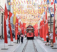 İstiklal Caddesi 30 Ağustos Zafer Bayramı'nda Türk bayraklarıyla donatıldı