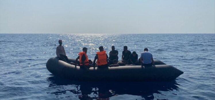 İzmir açıklarında 69 düzensiz göçmen kurtarıldı