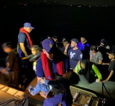 İzmir açıklarında geri itilen 130 düzensiz göçmen kurtarıldı