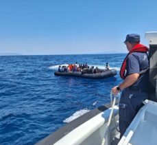 İzmir açıklarında geri itilen 58 düzensiz göçmen kurtarıldı, 35 göçmen yakalandı