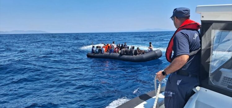İzmir açıklarında geri itilen 58 düzensiz göçmen kurtarıldı, 35 göçmen yakalandı