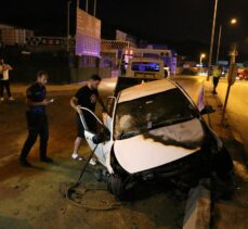 İzmir'de refüje çarptıktan sonra alev alan otomobildeki 2 kişi ağır yaralandı