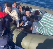 İzmir'de yasa dışı yollarla yurt dışına çıkmaya çalışan 71 düzensiz göçmen yakalandı