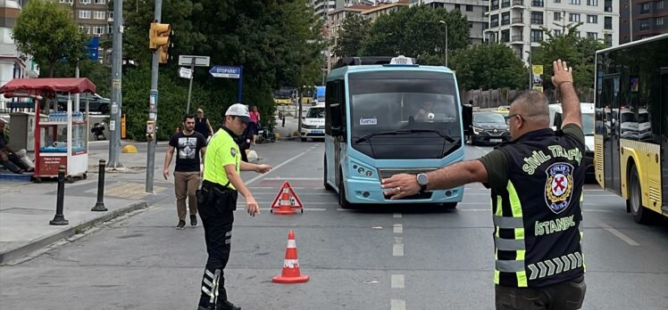 Kadıköy'de trafik kurallarını ihlal eden 5 minibüs sürücüsüne para cezası