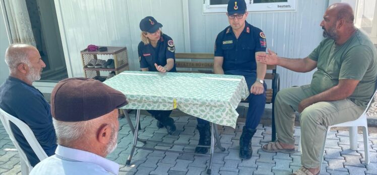 Kadın jandarma astsubaylar Malatya'da depremzedelere desteğini sürdürüyor