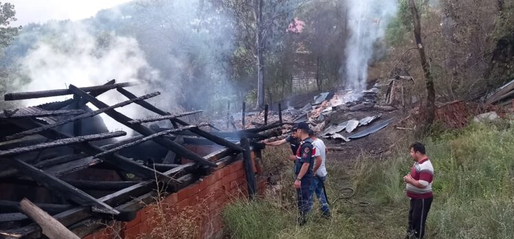 Kastamonu'da yangın çıkan ev kullanılamaz hale geldi