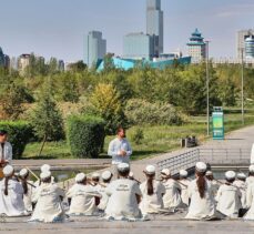 Kazak sanatçı 3 yılda yüzlerce çocuğa dombra çalmayı öğretti
