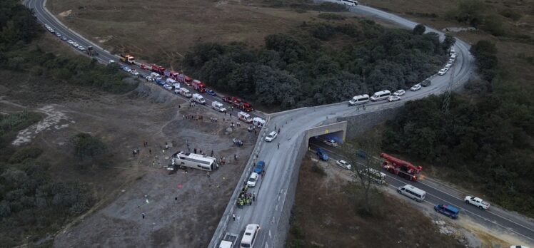 GÜNCELLEME 2 – Kemerburgaz'da servis otobüsü köprüden düştü, 27 işçi yaralandı