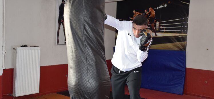 Kick boksta 3 Türkiye şampiyonluğu olan özel harekat polisi yeni madalyalar peşinde