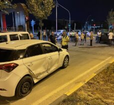 Kilis'te 2 otomobilin çarpıştığı kazada 3 kişi yaralandı
