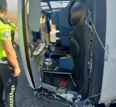 Kırklareli'nde hafif ticari araç ile minibüs çarpıştı, 3 kişi yaralandı