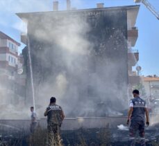 Kırşehir'de otluk alanda başlayıp apartman ve depoya sıçrayan yangın söndürüldü