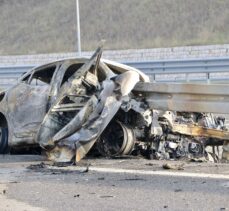Kocaeli'de bariyere saplanan otomobildeki 2 kişi öldü, 1 kişi yaralandı